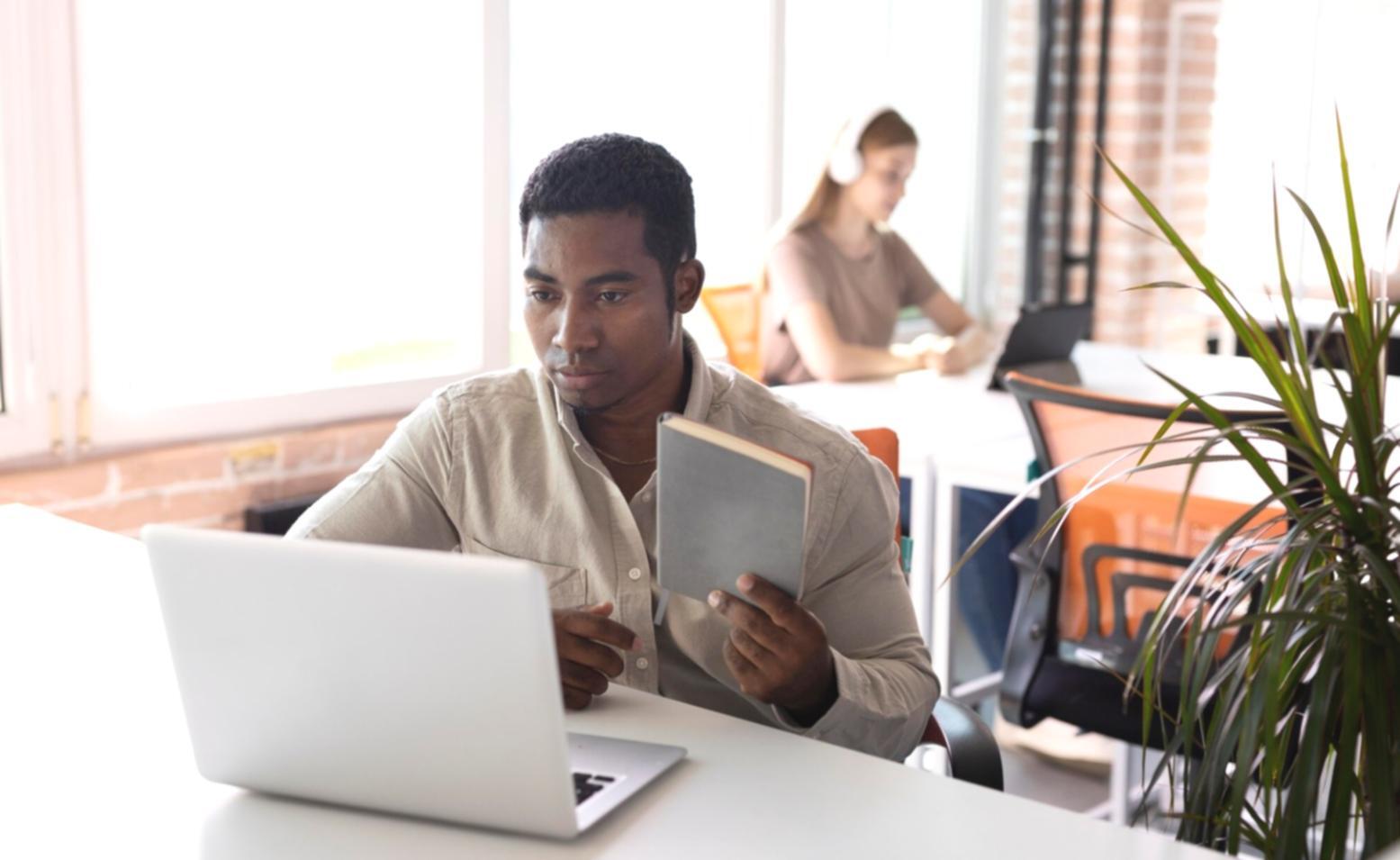 Studierende arbeiten an Finanzanalysen mit Laptops und Dokumenten